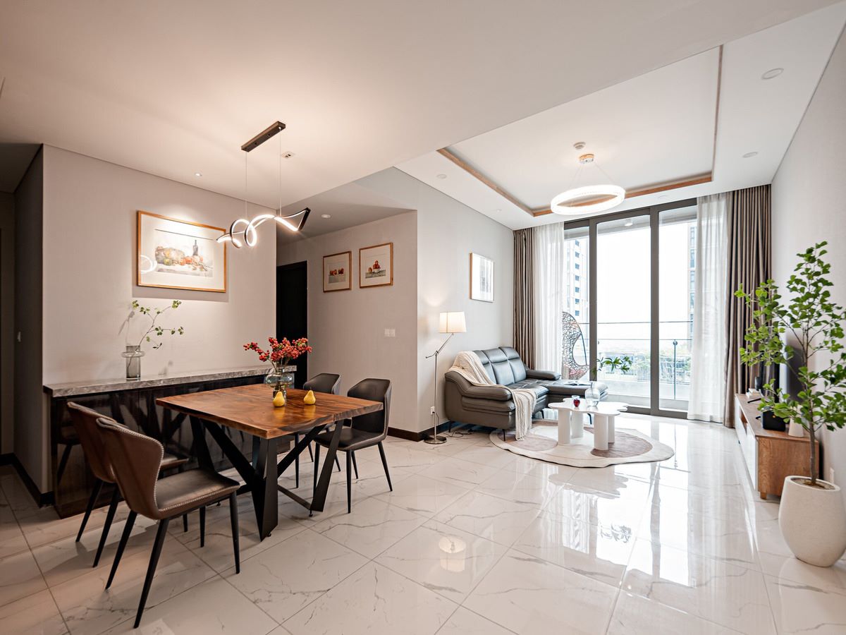 Cửa lớn đón ánh sáng tự nhiên