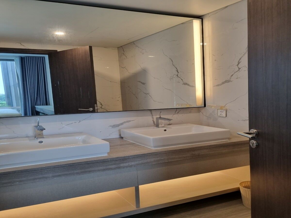 Sàn nhà được lát gạch vân gỗ,