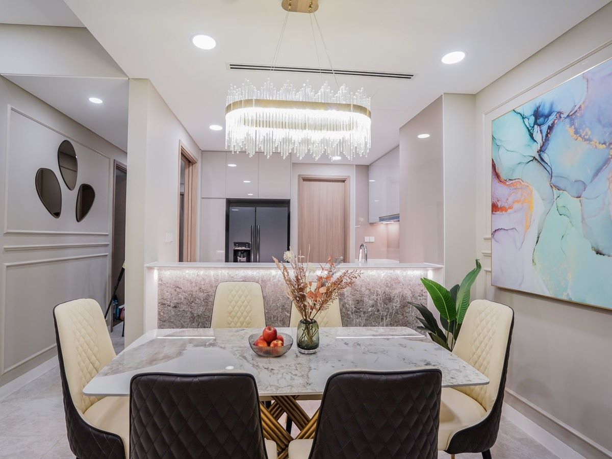 Thiết kế hiện đại với tủ bếp trên và dưới màu trắng