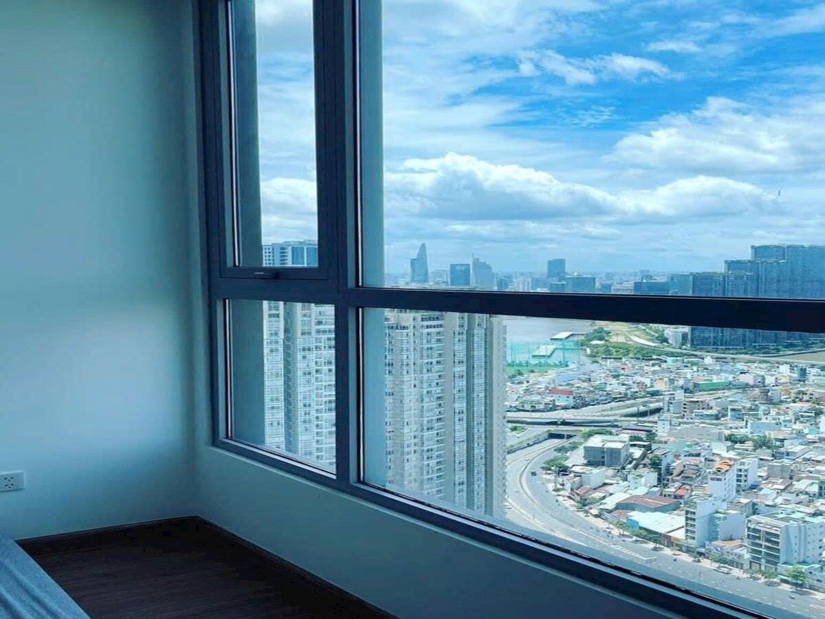 Hai phòng ngủ đều sở hữu cửa sổ lớn